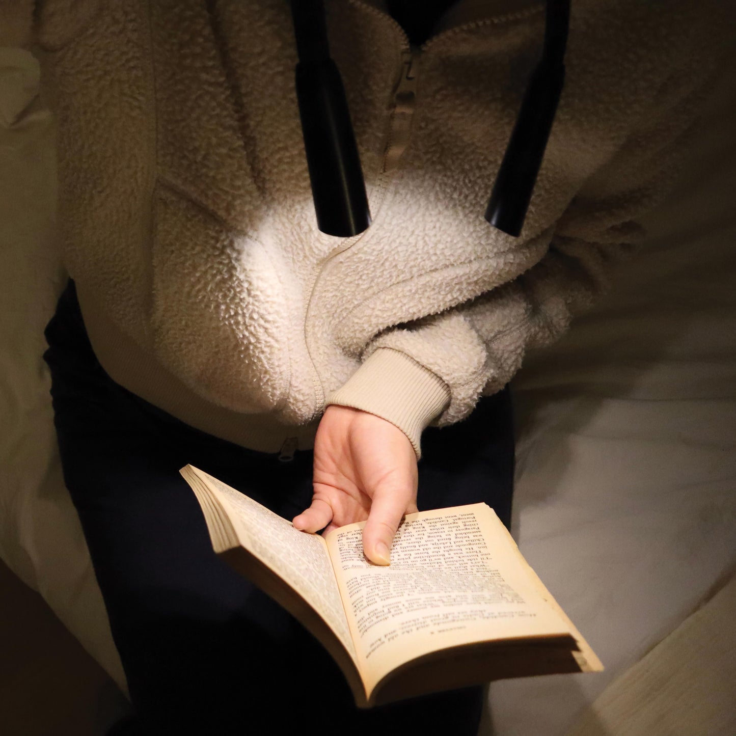 Kikkerland Hands Free Book Light