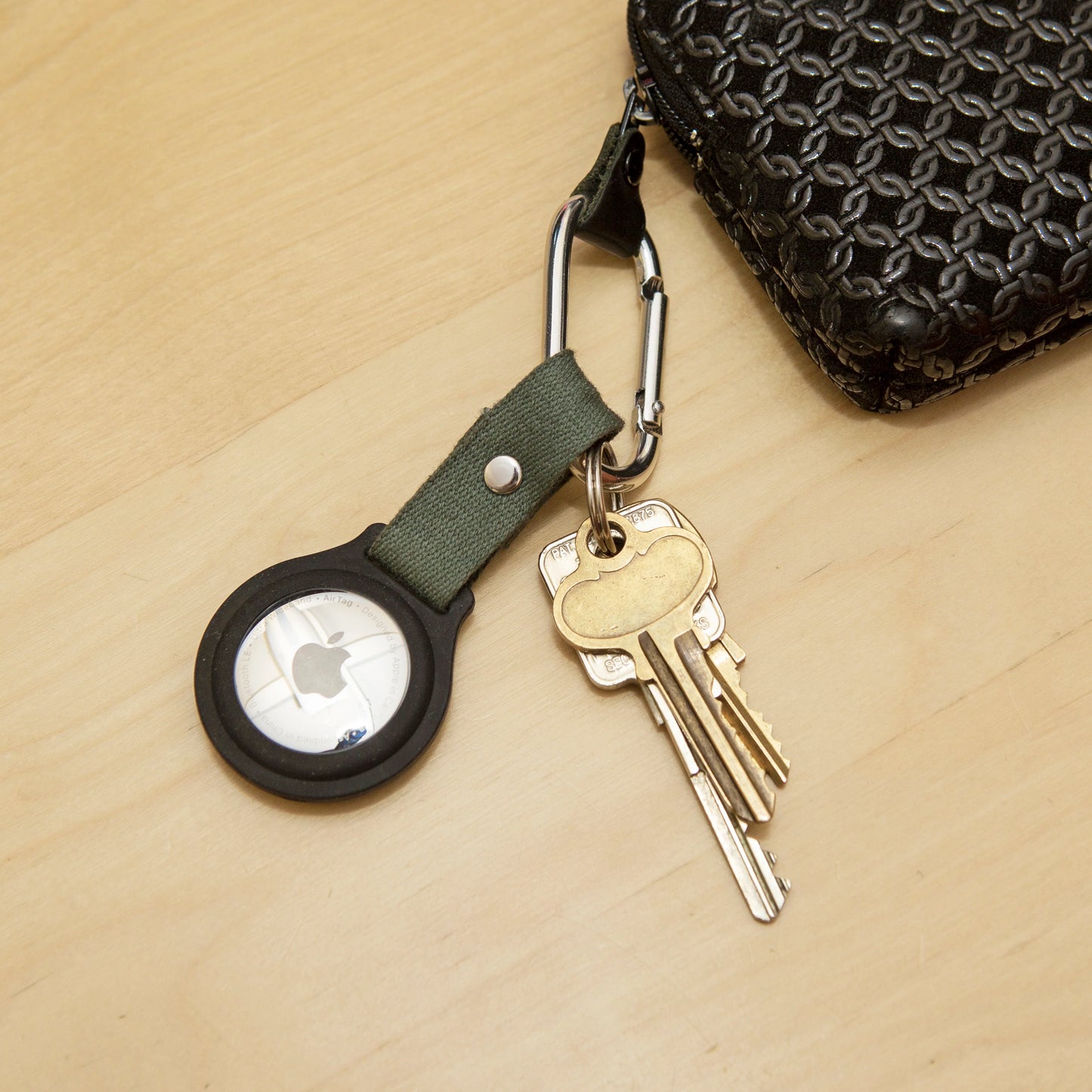 Kikkerland AirTag Tracker Travel Clip